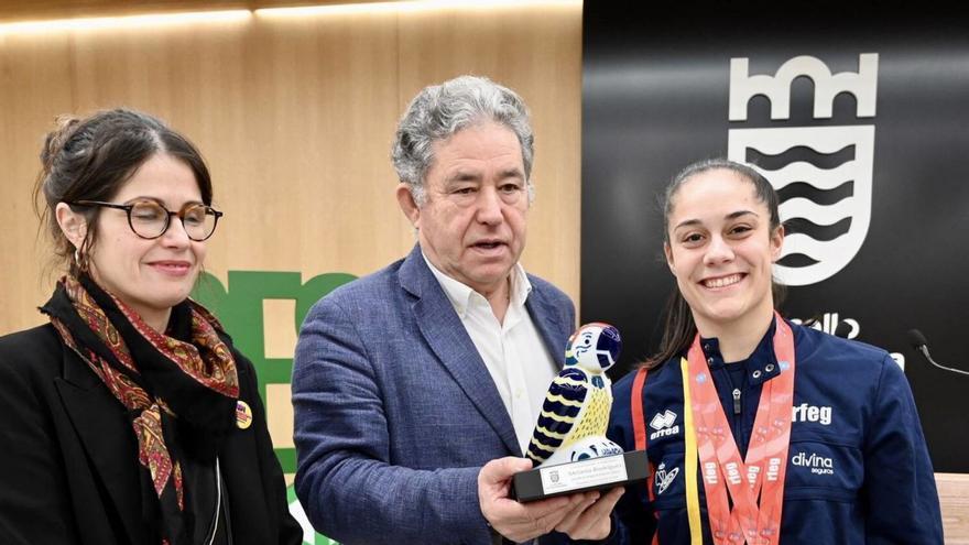 Melania Rodríguez (dcha.), con su distinción. |  Rafa Vázquez