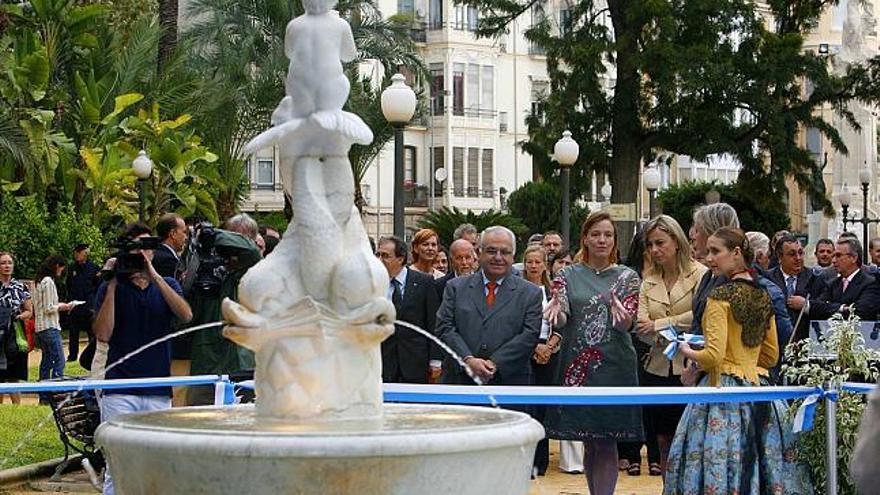 Inauguración de la fuente restaurada  del Niño Flautista, ayer, en el parque de Canalejas