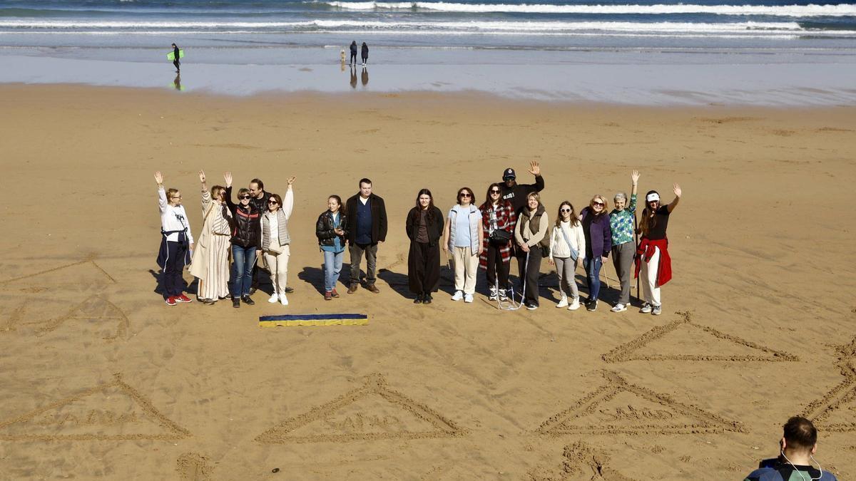 Más de doscientos drones en la playa de San Lorenzo de Gijón por el cuarto aniversario de la guerra en Ucrania