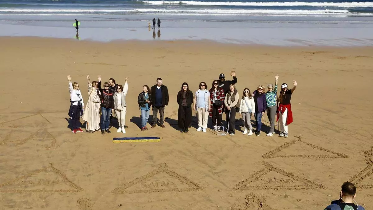 Más de doscientos drones en la playa de San Lorenzo de Gijón por el cuarto aniversario de la guerra en Ucrania