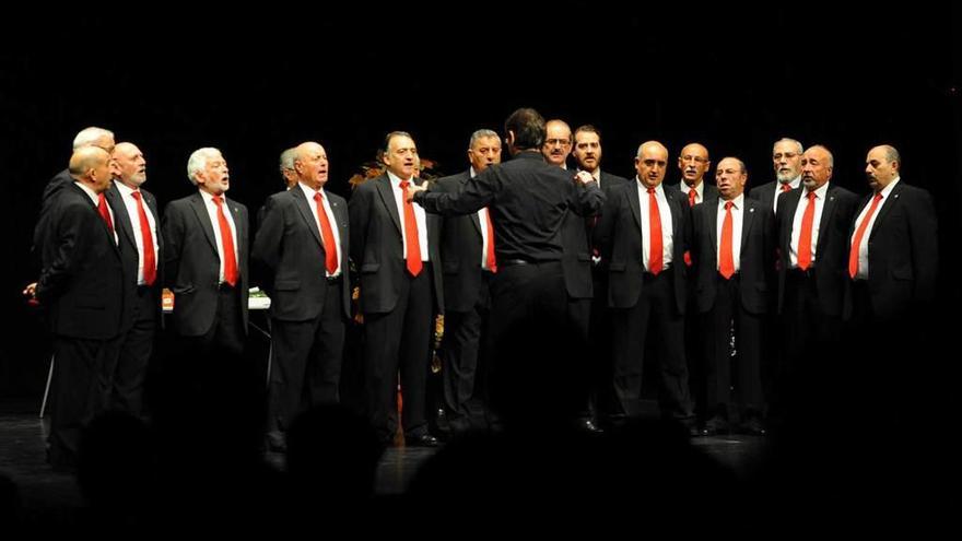 Actuación del Coro &quot;San Andrés&quot; de El Entrego, ayer, durante el homenaje a Mariano Alonso.