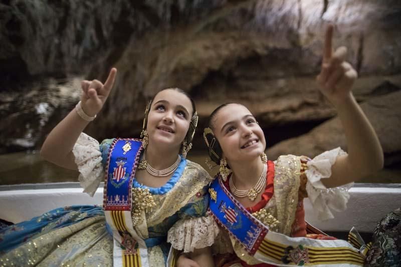 Visita de la fallera mayor infantil y la corte de honor a les Coves de Sant Josep