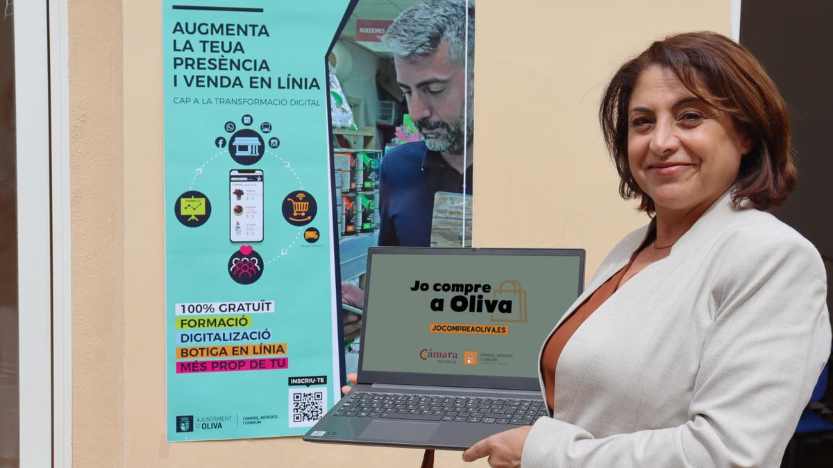 L’alcaldessa d’Oliva, Yolanda Balaguer, en un acte de promoció del mercat web jocompreaoliva.es.
