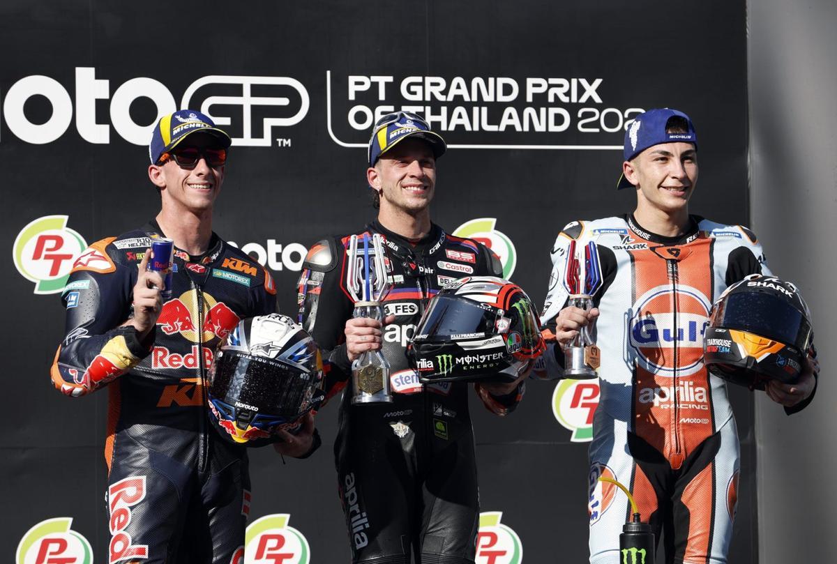 Marc Bezzecchi (centro),  flanqueado por Pedro Acosta (izquierda) y Raúl Fernández, en el podio de ganadores del GP de Tailandia. | EFE