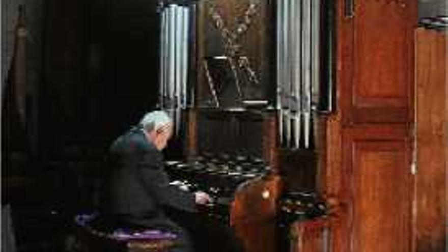 Pere Lladó, durant el recital en la reestrena de l&#039;orgue