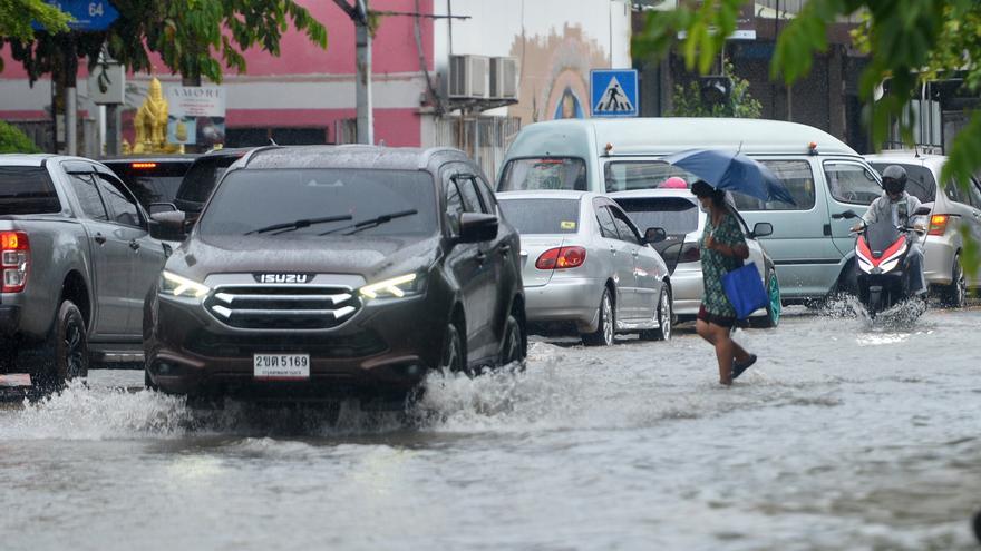 Inundaciones por fuertes lluvias en Bangkok, Tailandia, imagen de archivo.