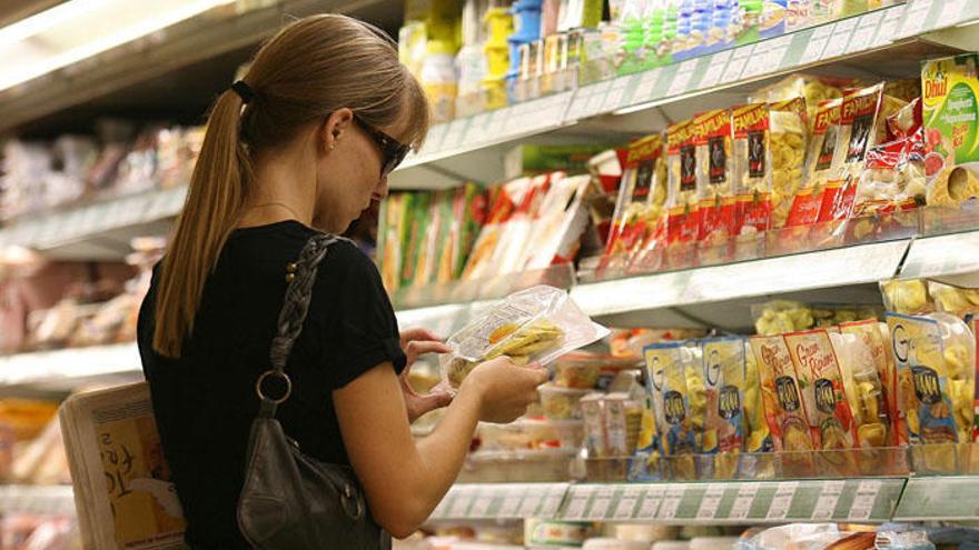 Una mujer compra en un supermercado.