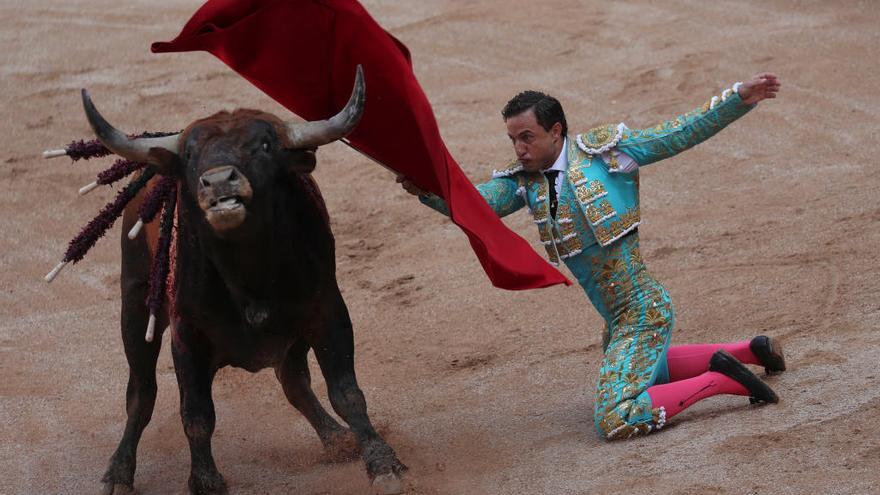 Rafaelillo da un pase a un Miura en la plaza de Pamplona.