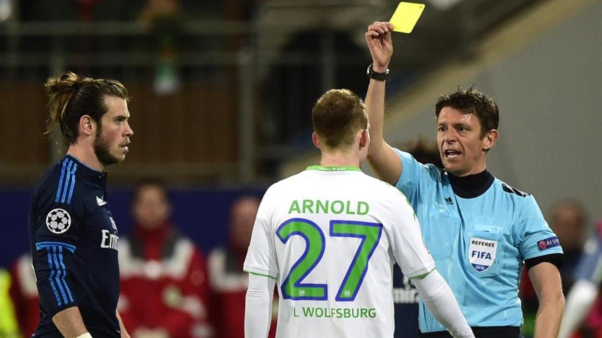 Gianluca Rocchi arbitrando el Real Madrid - Wolfsburgo