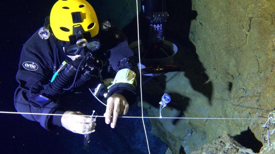 Instalación de equipos en el Túnel de la Atlántida. | |