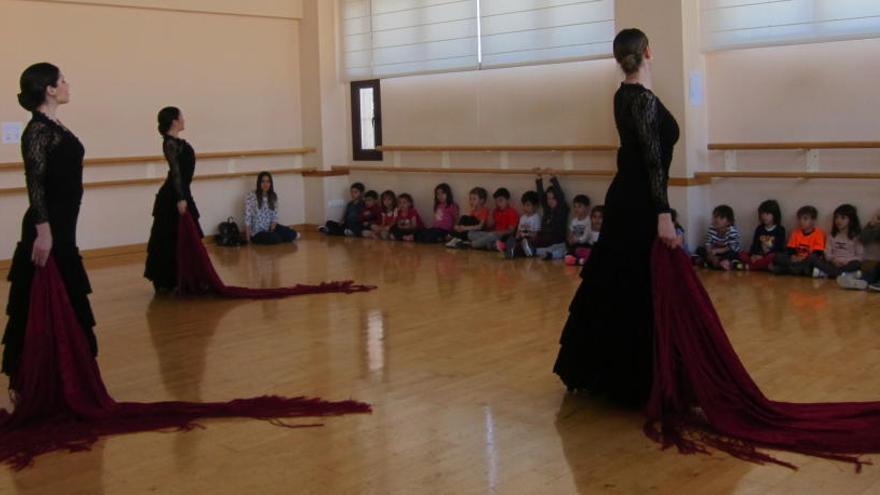 Una actuación para los niños en el Conservatorio de Danza de Novelda