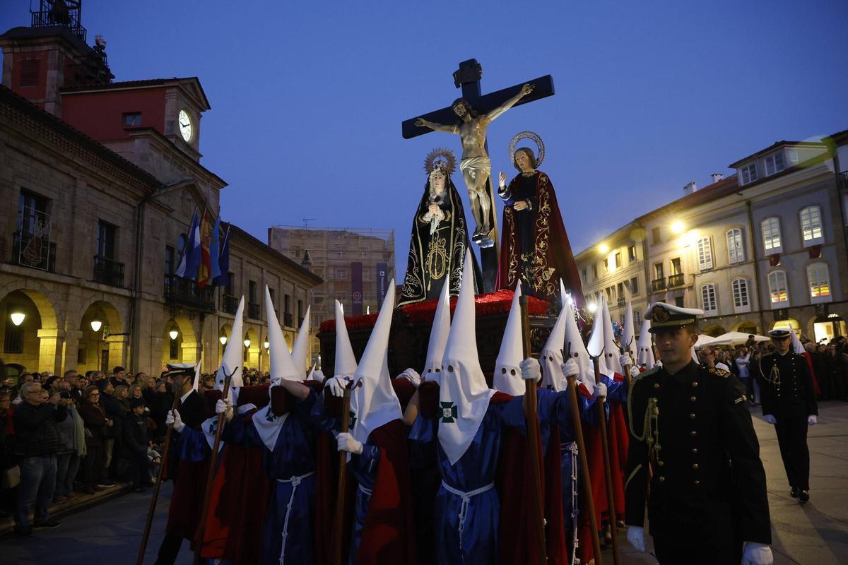 EN IMÁGENES: Avilés, a reventar en la procesión del Silencio