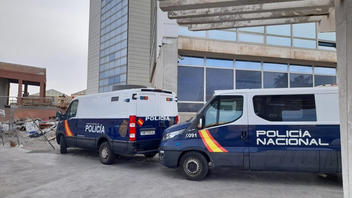 POLICÍA MUERTO LAS TABLAS | Hallan a un hombre apuñalado en la cocina de una vivienda de Fuencarral tras una alerta por un fuerte olor químico