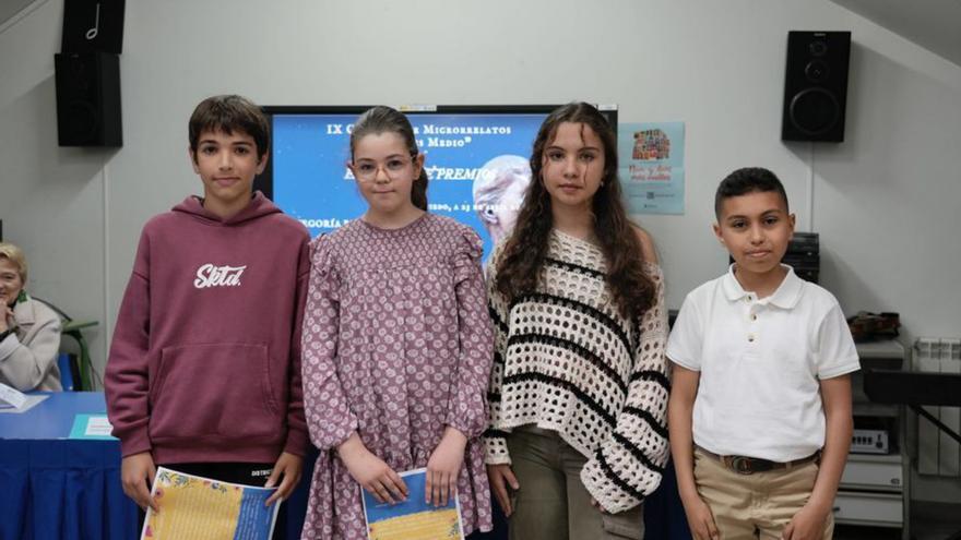 Por la izquierda, Mauro López, Julia Martínez, Sara Corteguera y Soufiane Oughadda, premiados en el concurso de microrrelatos. | Mario Canteli