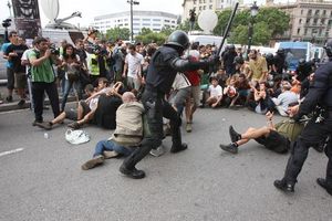 El desallotjament de la plaça de Catalunya, vist per Danny Caminal.