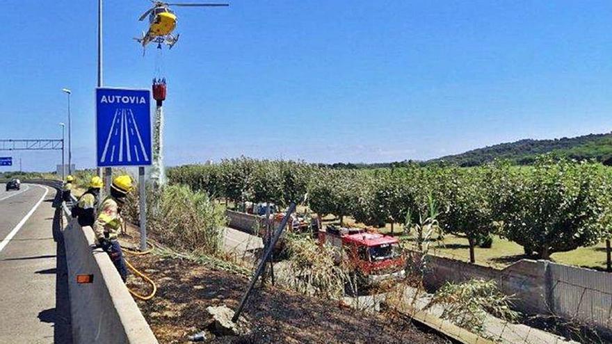 Un incendi  crema 400 metres quadrats de canyes a Platja d&#039;Aro