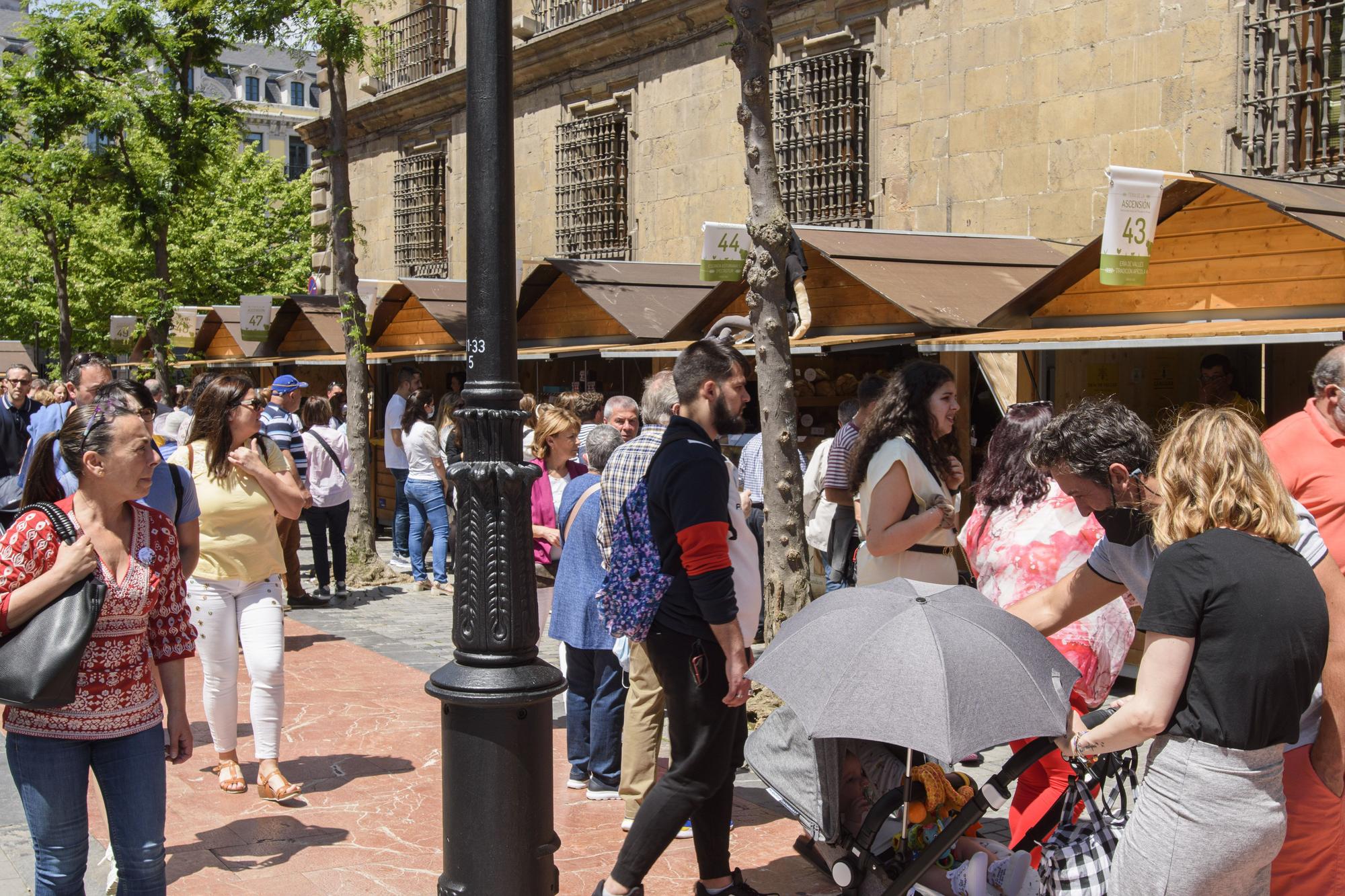 Galería de fotos: buen ambiente y sol en la celebración de la feria de la Ascensión en Oviedo