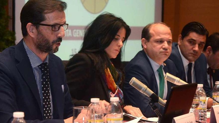 Lupe Murillo presidió la mesa de la Junta de accionistas. // Rafa Vázquez