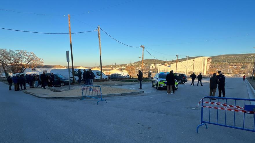 La huelga del mercadillo de Lucena sigue tras la última reunión entre vendedores y Ayuntamiento.