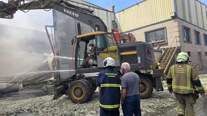 Impresionante incendio en una nave de gestión de residuos en O Porriño
