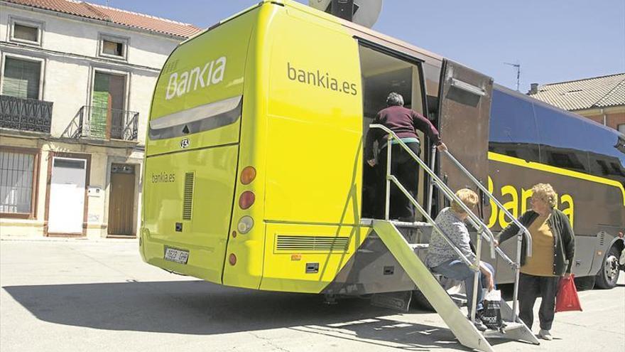 Autobuses como oficinas bancarias para atender a los pueblos pequeños