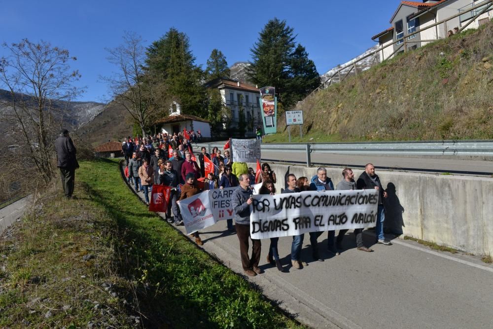 Marcha y corte de carretera en Campo de Caso para reclamar el arreglo de la carretera del puerto de Tarna