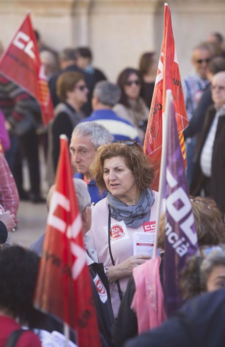 Concentración de pensionistas en Castelló