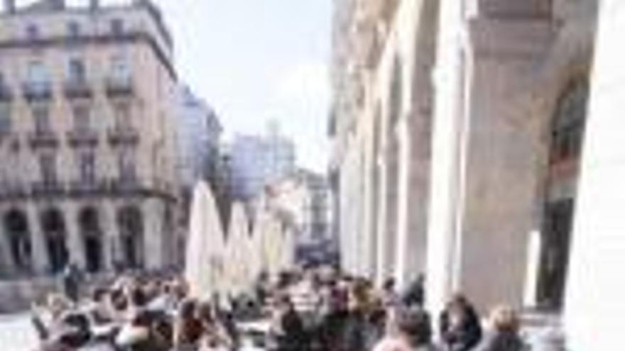 Terrasses plenes a la plaça Independència, diumenge.