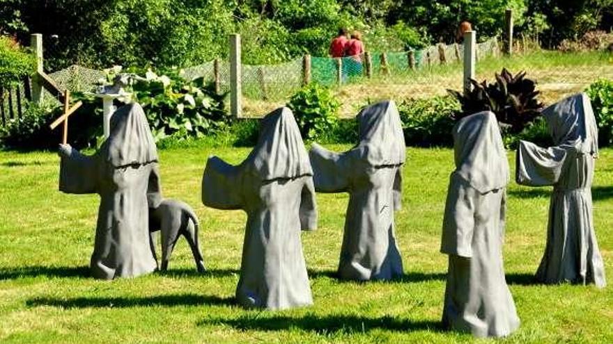 As figuras saúdan aos camiñantes que se dirixen á festa. // S.A.