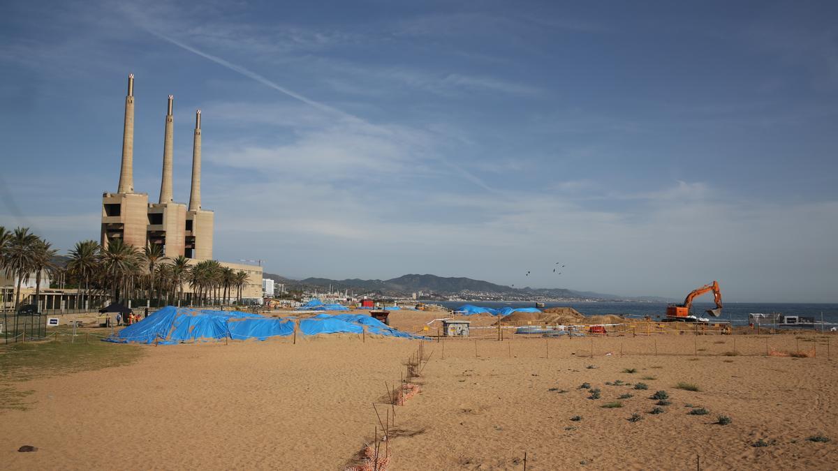 Obras para extender un cable submarino en la playa cancerígena de Sant Adrià