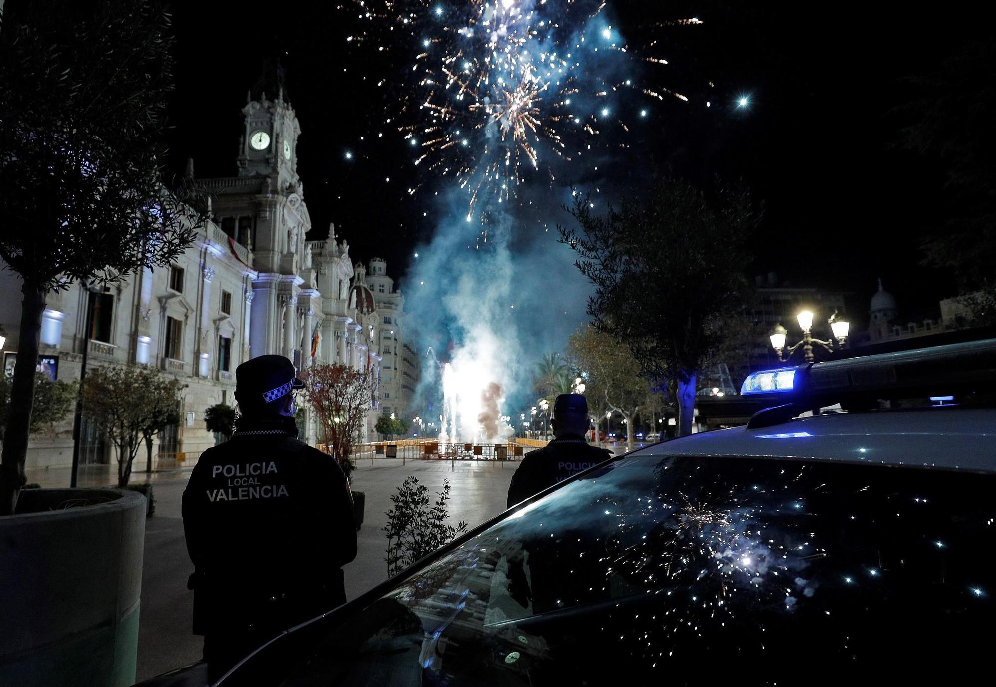 Castillo de fuegos artificiales en la Plaza del Ayuntamiento de València