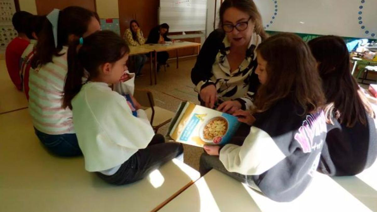 Begoña Donaire en el colegio de Vega de Rengos durante el taller de alimentación saludable que se impartió el curso pasado.