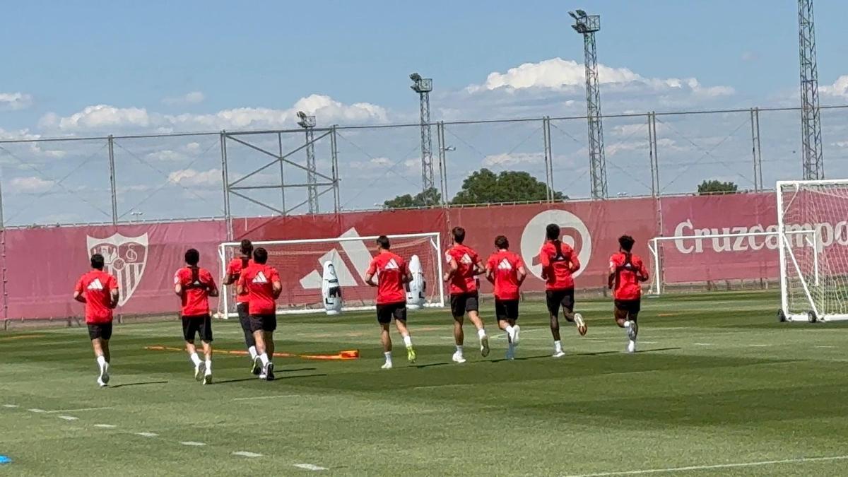 Los titulares del Sevilla FC hacen carrera continua al margen tras la victoria a la Real Sociedad