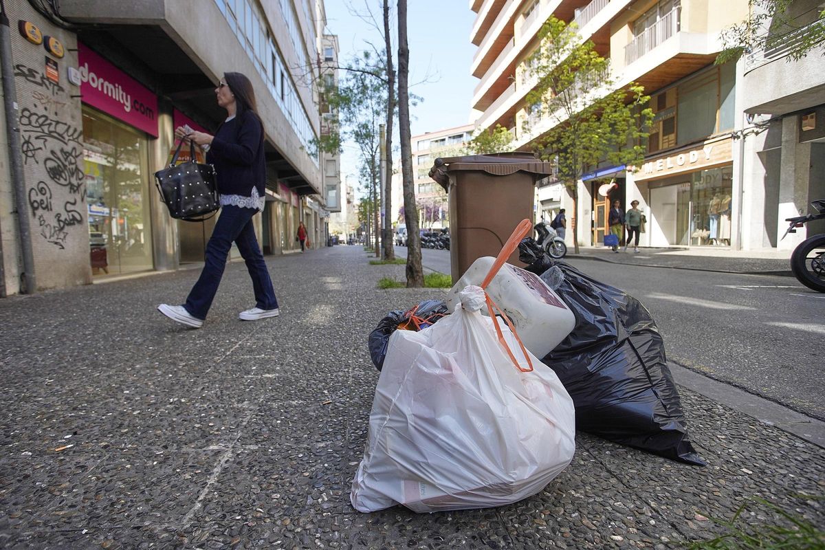 Deixalles sense recollir de la recollida comercial.
