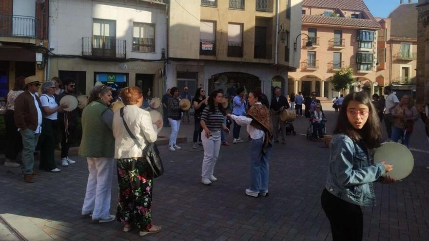 La Escuela de Folclore de Benavente despide el curso sacando la música y bailes a la zona centro