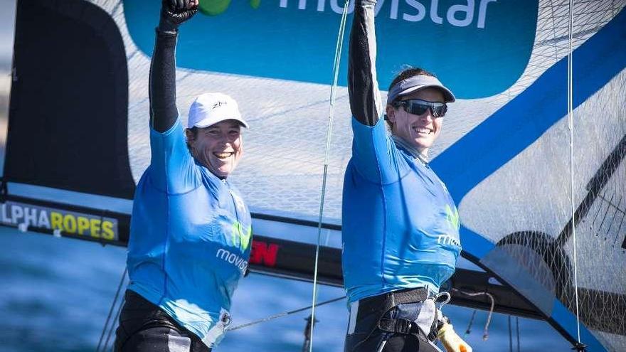 Támara Echegoyen (izqda.) y Berta Betanzos, ayer tras lograr el oro en Kiel.