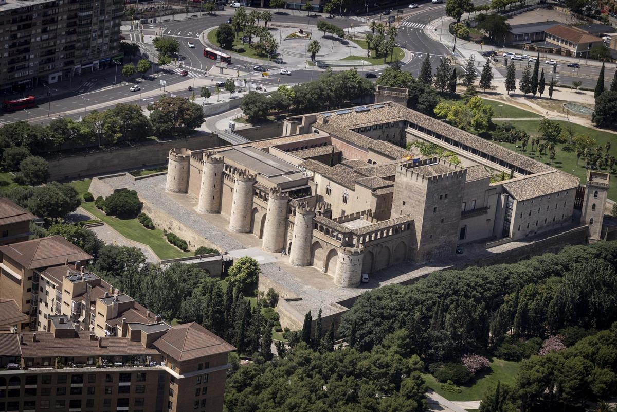 Vista aérea del palacio de La Aljafería, sede de las Cortes de Aragón.