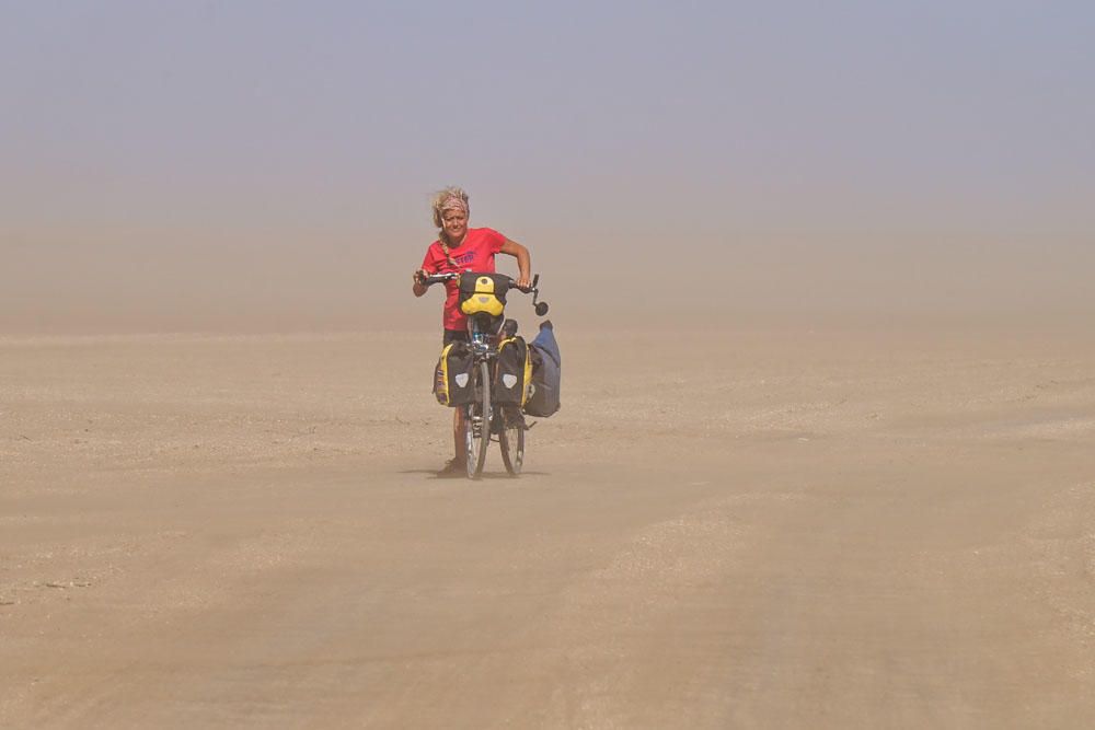 Cristina Espínola recorre 27 países sobre su bici