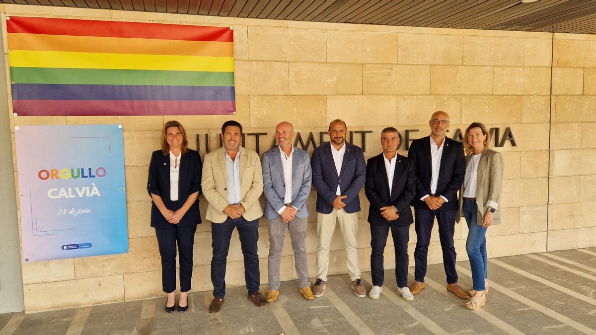 Los regidores del PP se han tomado una foto junto a la bandera LGTBI colgada en la fachada del Ayuntamiento.