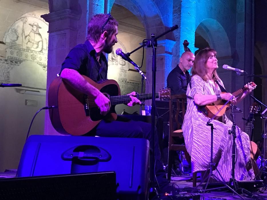 Una antológica Maria del Mar Bonet, ovacionada en el Claustre de Llucmajor