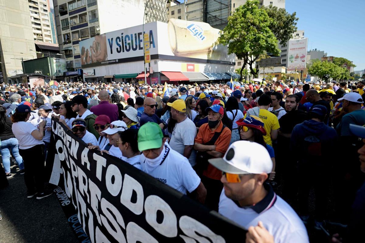 Demonstrators take part in a protest called by the opposition on the eve of the presidential inauguration in Caracas on January 9, 2025. Venezuela is on tenterhooks facing demonstrations called by both the opposition and government supporters a day before President Nicolas Maduro is due to be sworn in for a third consecutive term and despite multiple countries recognizing opposition rival Edmundo Gonzalez Urrutia as the legitimate president-elect following elections past July. (Photo by JUAN BARRETO / AFP)