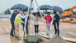 Primera piedra de un nuevo edificio de alquiler social en El Prat de Llobregat.