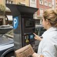 UNA USUARIA DE LOS NUEVOS PARQUIMETROS. APARCAMIENTO. ZONA AZUL. HORA. PAGO. PARQUIMETRO