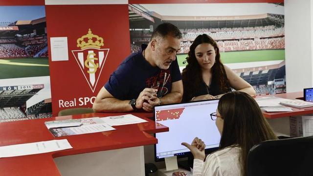Seguidores del Sporting, sacando el abono de la temporada en las oficinas de El Molinón. | MARCOS LEÓN