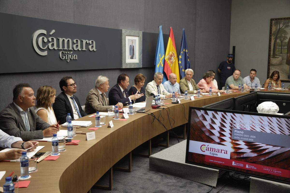Un momento del Pleno ordinario de la Cámara de Comercio de Gijón, con Félix Baragaño y Carmen Moriyón en el centro.