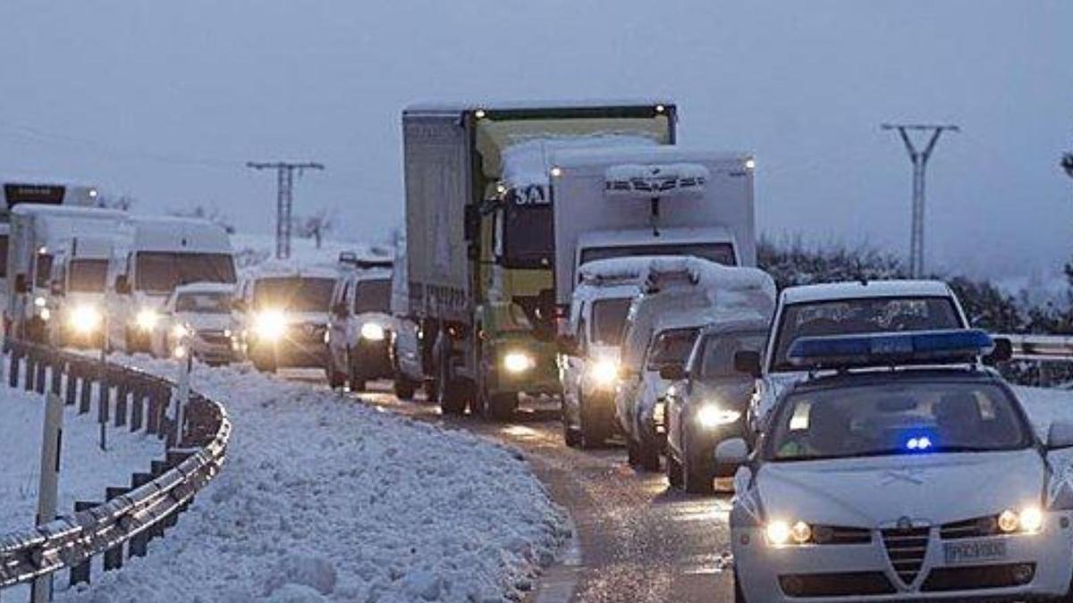 Miles de personas quedan atrapadas por una gran nevada en la A-3