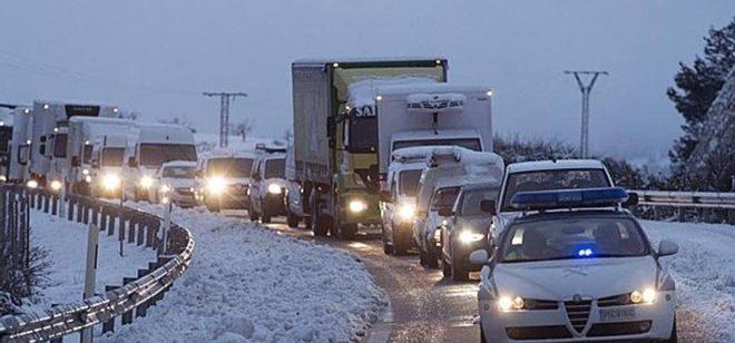 Miles de personas quedan atrapadas por una gran nevada en la A-3