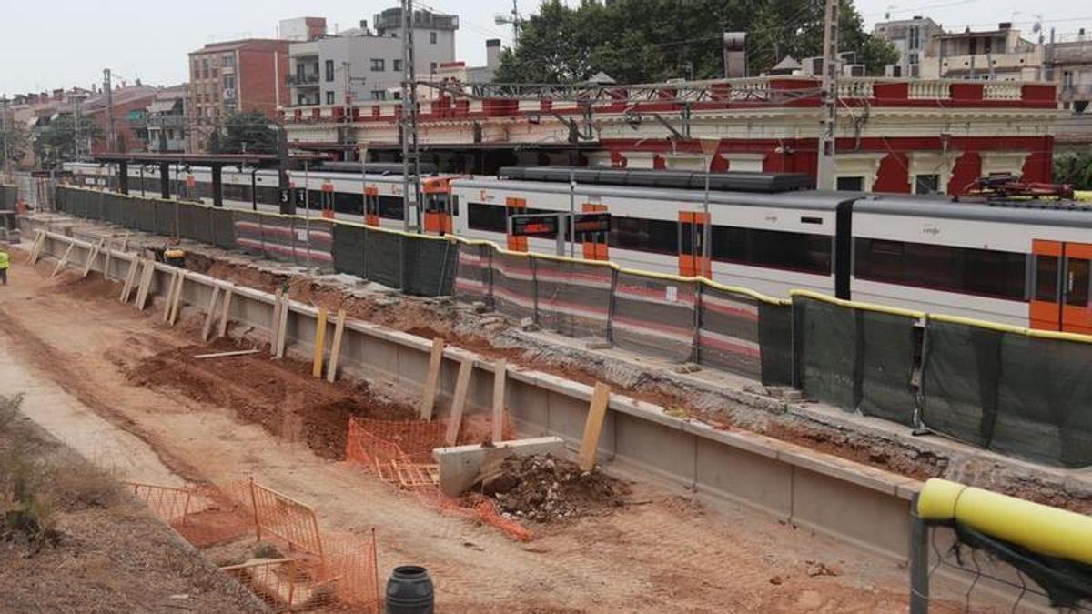 L’estació de Molins de Rei amb la zona d’obres per ampliació just al costat
