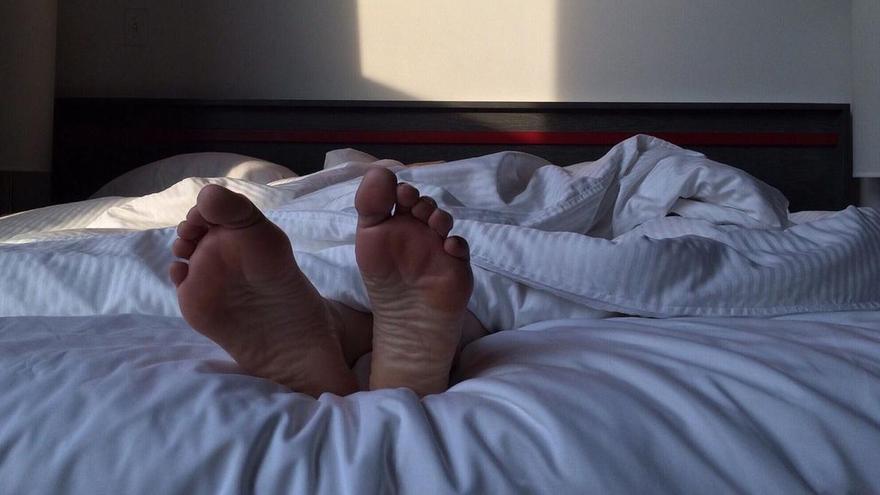 Dormir con los pies fuera de la sábana es una de las maneras de evitar el calor durante la noche.