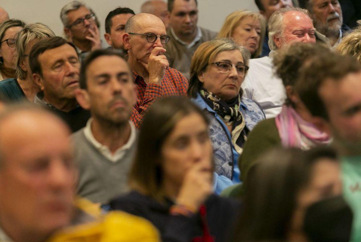 Público, durante el debate, en una de las intervenciones, ayer, en la Casa de Cultura de Luanco. | María Fuentes
